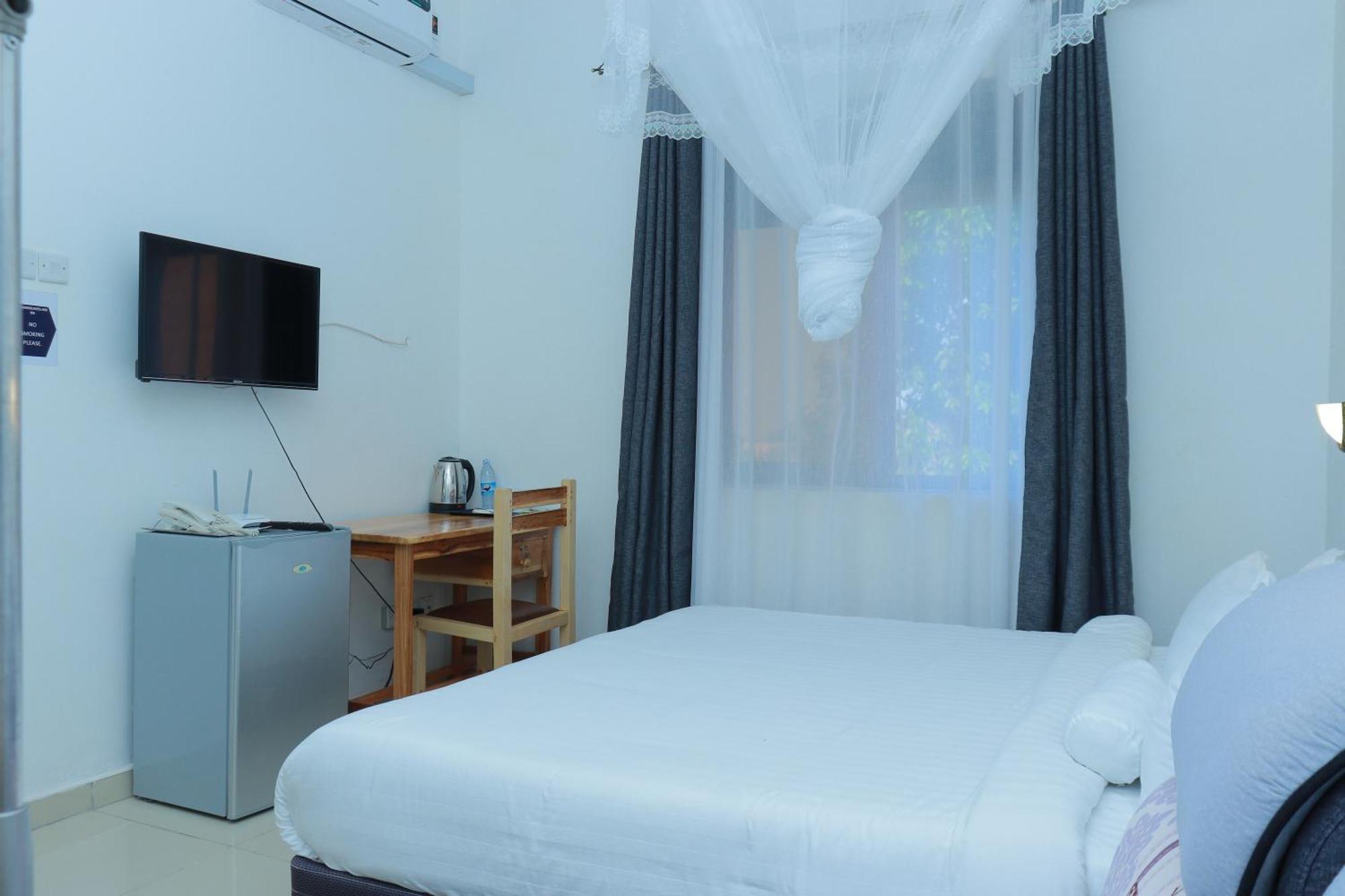 Mowicribs Hotel And Spa Entebbe Exterior foto